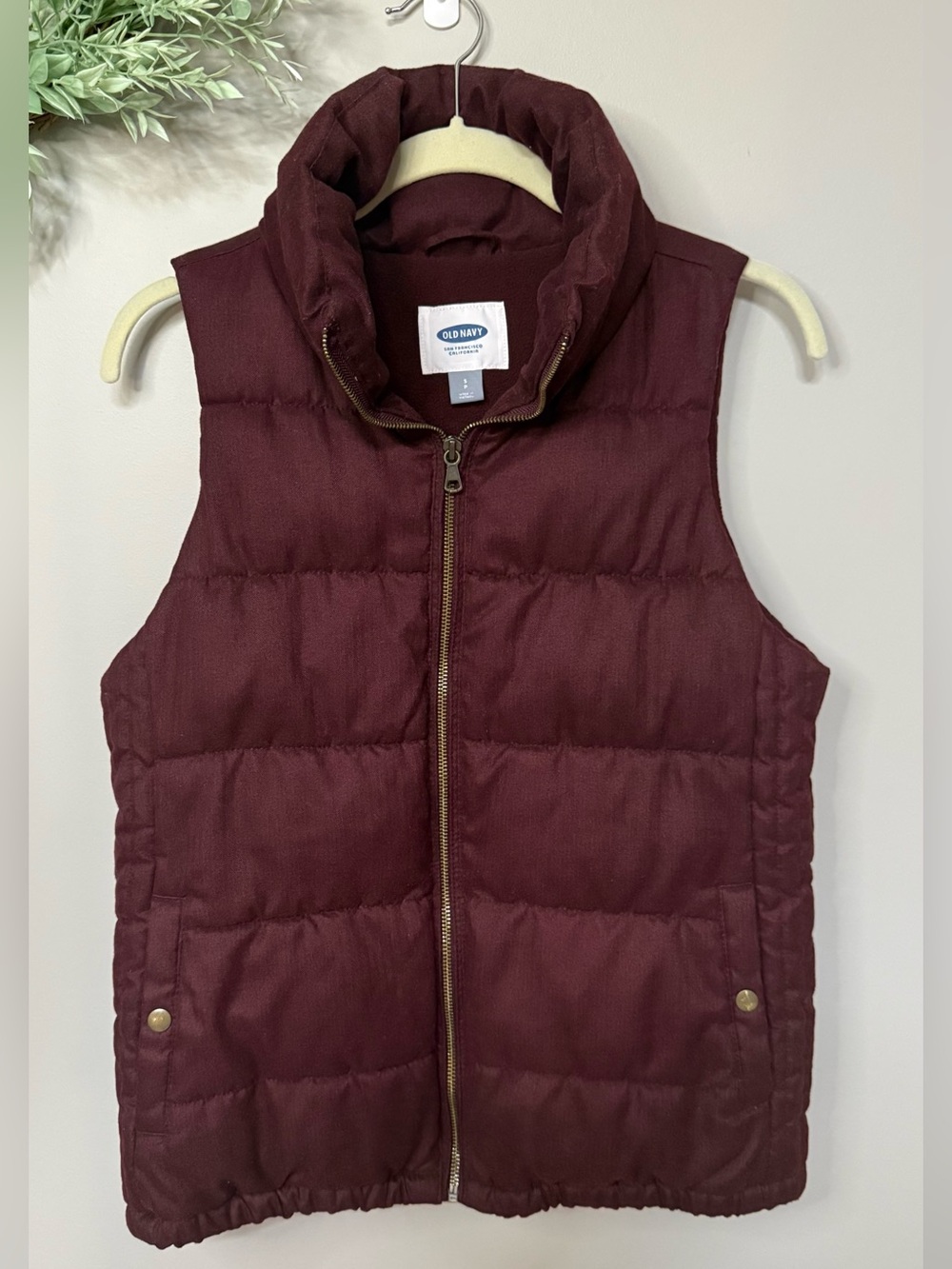 EUC Old Navy Women’s Maroon Puffer Vest - Quilted Sleeveless Jacket Size Small